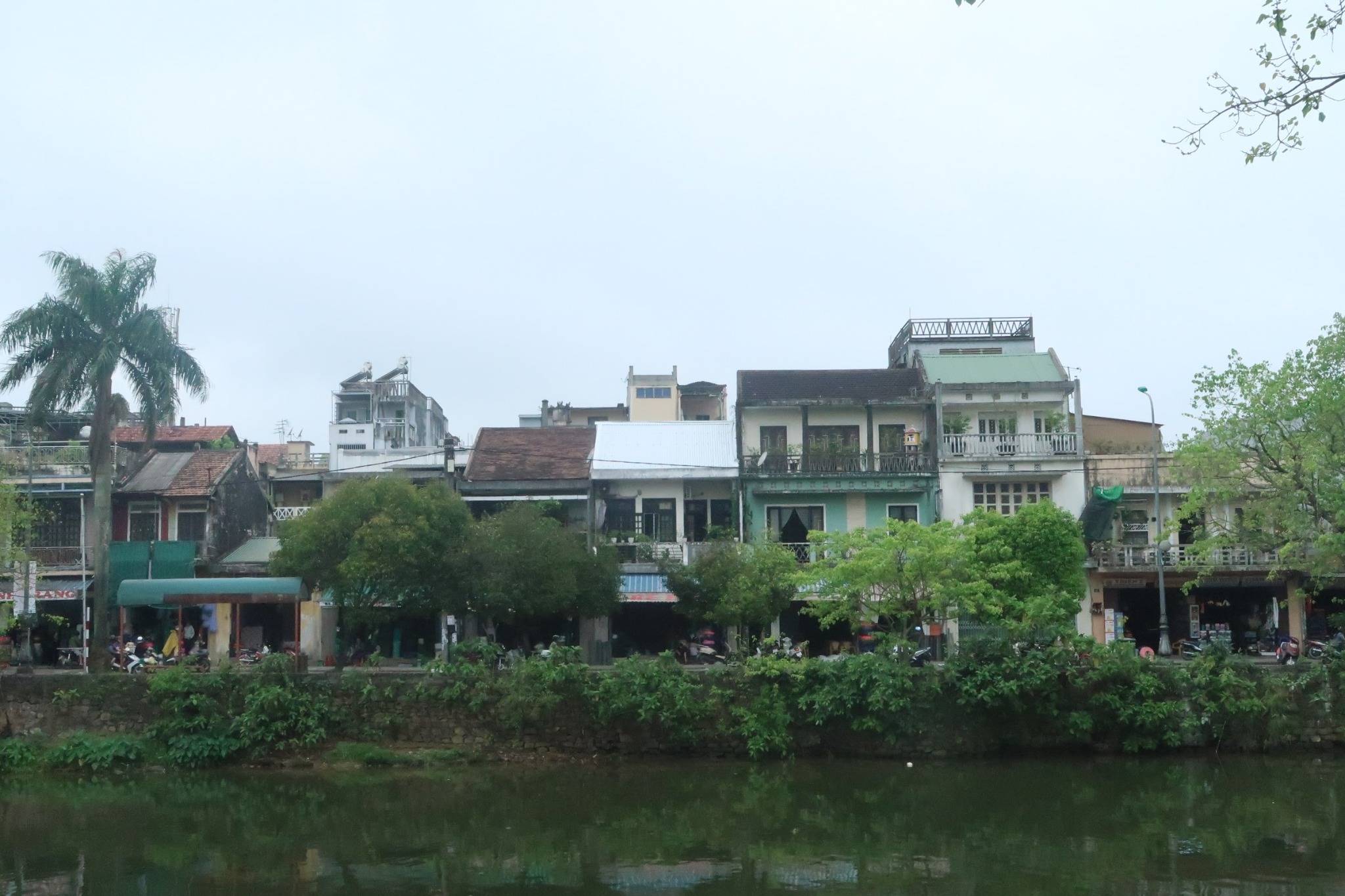 Day 11: Dong Ba Market & Dieu De Pagoda with a baby